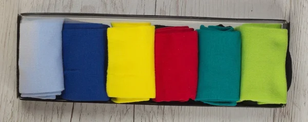 Textil calcetines de colores de fondo. Verde, rosa, rojo, azul, amarillo y otros colores — Foto de Stock