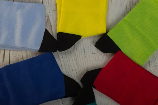 Textil calcetines de colores de fondo. Verde, rosa, rojo, azul, amarillo y otros colores — Foto de Stock