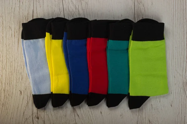 Textil calcetines de colores de fondo. Verde, rosa, rojo, azul, amarillo y otros colores — Foto de Stock