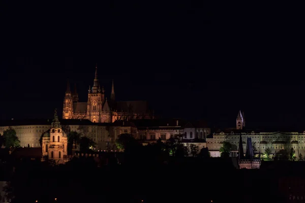 Prag, Tjeckien. Karlsbron och Hradcany med St Vitus Cathedral och St. George kyrka kvällen skymningen, Böhmen landmärke i Praha. — Stockfoto