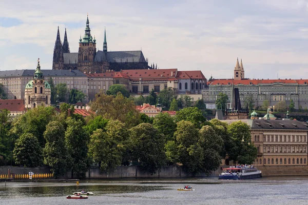 Prágai vár és Szent Vitus székesegyház, Cseh Köztársaság. Panorámás kilátás — Stock Fotó