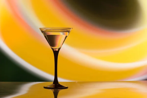 Dois copos de coquetel martini em um bar — Fotografia de Stock