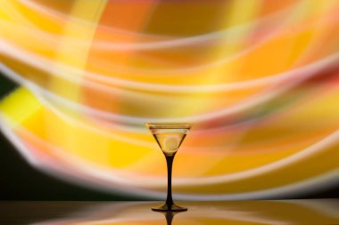 Barda çok renkli kokteyller.