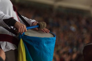 Ukraynalı fan Parc Olympique Lyonnais dışında bir İrlandalı taraftar bas davul yener.