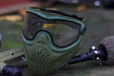 Ahşap arka plan üzerine yerleştirilen Paintball ekipmanları