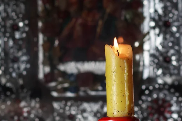 Bruciare vecchia candela su sfondo scuro — Foto Stock
