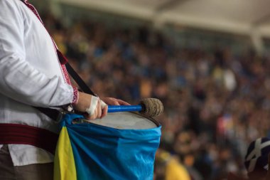 Ukraynalı fan Parc Olympique Lyonnais dışında bir İrlandalı taraftar bas davul yener.