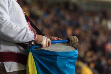 Ukraynalı fan Parc Olympique Lyonnais dışında bir İrlandalı taraftar bas davul yener.