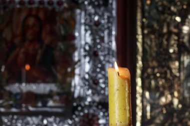 Koyu arka plan üzerinde eski mum yakma