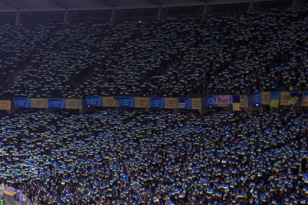 KYIV, UCRAINA - 9 OTTOBRE 2017: I tifosi della nazionale ucraina durante la partita di qualificazione ai mondiali FIFA 2018 Ucraina - Croazia allo stadio olimpico — Foto Stock