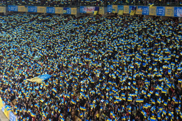 Kijów, Ukraina - 9 października 2017: Fanów reprezentacji Ukrainy podczas meczu 2018 Fifa World Cup kwalifikacje Ukraina - Chorwacja na stadionie olimpijskim — Zdjęcie stockowe