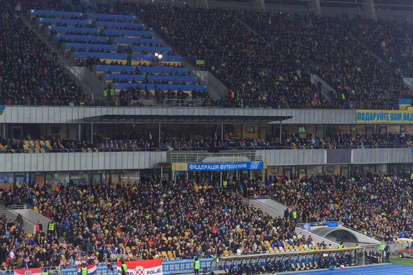 KYIV, UCRAINA - 9 OTTOBRE 2017: I tifosi della nazionale ucraina durante la partita di qualificazione ai mondiali FIFA 2018 Ucraina - Croazia allo stadio olimpico — Foto Stock