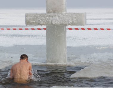 Cherkassy, Ukrayna - 19 Ocak 2017: Ortodoks Kilisesi Kutsal İsa'nın doğuşu günde yüzme geleneksel buz.