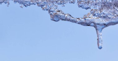 Su ile beyaz köpüklü buz sarkıtları aşağı asılı buz düşer