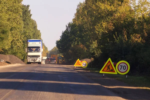 Предупреждение о ремонте дорог . — стоковое фото