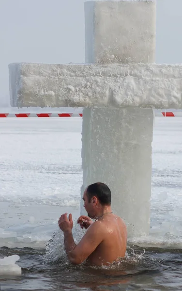 Черкаси, Україна - 19 січня 2017: Традиційні льоду купання в Православній церкві свята Водохреща Господнього. — стокове фото