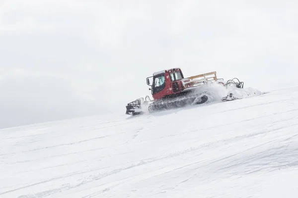 Ratrack εκφόρτωση σκιέρ για πτώση, σκι στην κορυφή του βουνού. Σνόουμπορντ Freeride, δράσης και περιπέτειας για το χειμώνα — Φωτογραφία Αρχείου