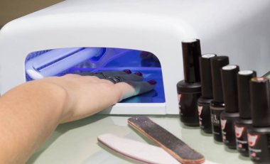 güzel manikürlü tırnaklar manikür ile masaüstünde