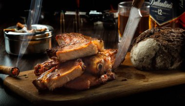 Akşam yemeği acımasız adam. . Et, viski ve Purolar