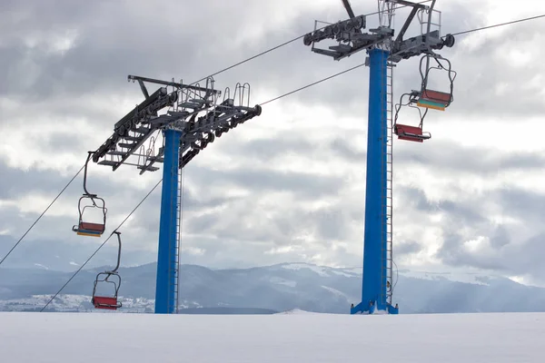 Skilift in den Bergen. — Stockfoto