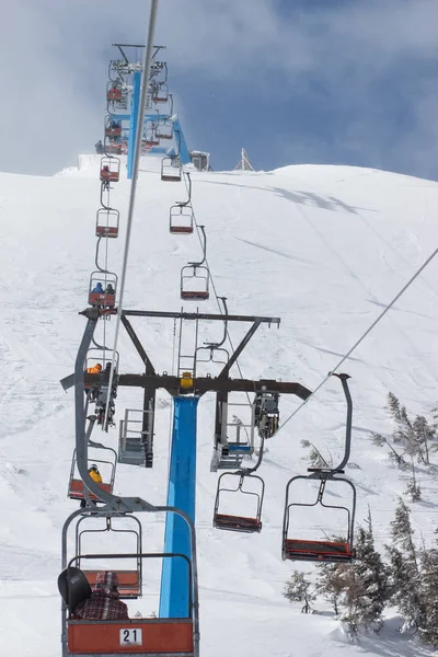 Skilift in den Bergen. — Stockfoto