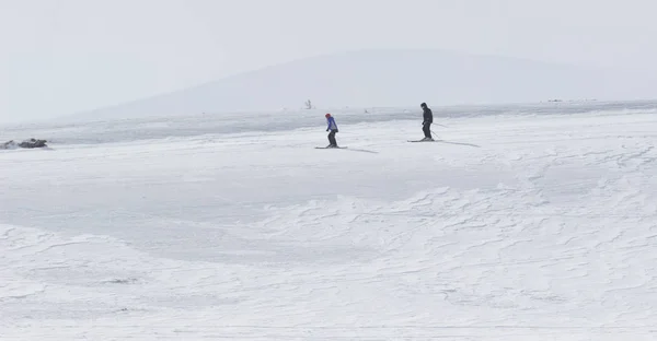 Freeride-Skifahrer mit Rucksack läuft in Gefrierbewegung von Schneepuder bergab — Stockfoto