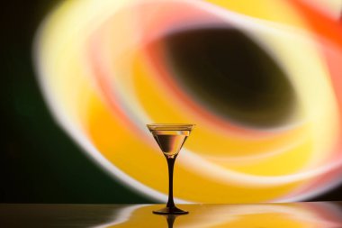 Barda çok renkli kokteyller.