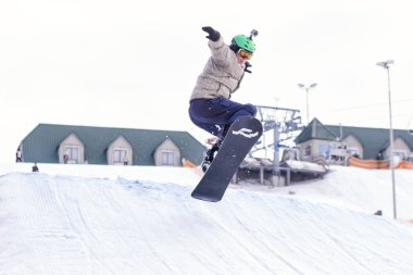 Cherkassy, Ukrayna - 23 Şubat 2017: Snowboard Kupası, dağlardaki atlama binici. Aşırı snowboard freeride spor.