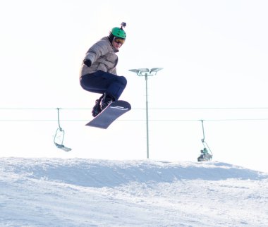 Cherkassy, Ukrayna - 23 Şubat 2017: Snowboard Kupası, dağlardaki atlama binici. Aşırı snowboard freeride spor.
