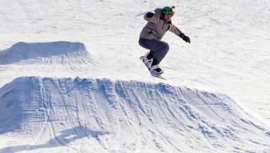Cherkassy, Ukrayna - 23 Şubat 2017: Snowboard Kupası, dağlardaki atlama binici. Aşırı snowboard freeride spor.