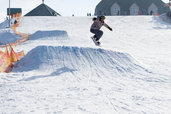 Cherkassy, Ukraina - 23 februari 2017: Snowboard Cup, ryttare hoppning på berg. Extrem snowboard freeride sport. — Stockfoto