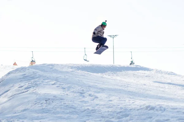CHERKASSY, UKRAINE - 23 février 2017 : Snowboard CUP, cavalier sautant sur les montagnes. Sports de snowboard freeride extrêmes . — Photo