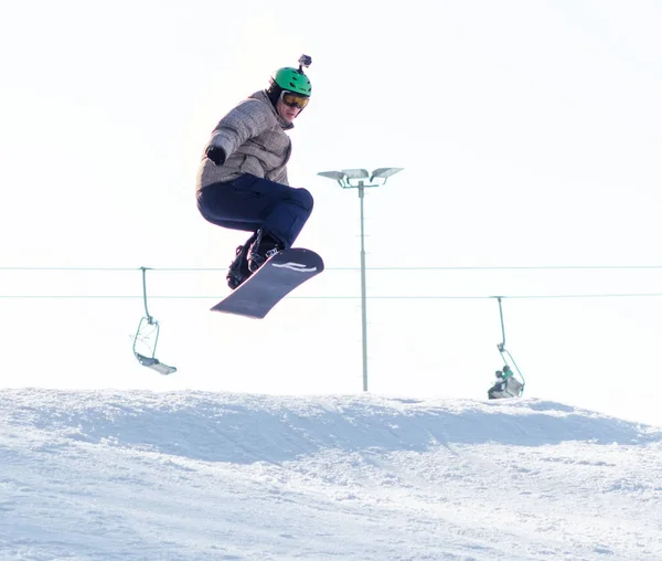 Cherkassy, Ukraina - 23 februari 2017: Snowboard Cup, ryttare hoppning på berg. Extrem snowboard freeride sport. — Stockfoto