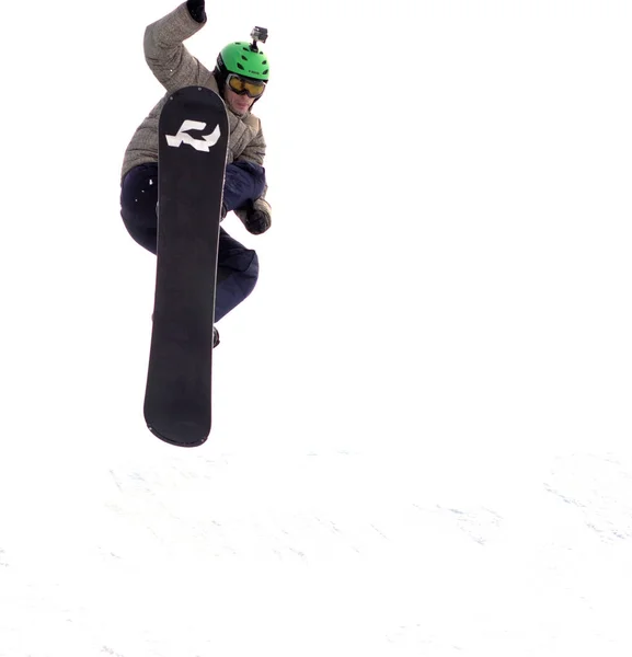 Čerkasy, Ukrajina - 23 února 2017: Snowboard Cup, rider skákání na horách. Extrémní snowboard freeride sport. — Stock fotografie
