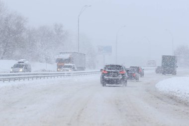 Kış akşamları işlek yol