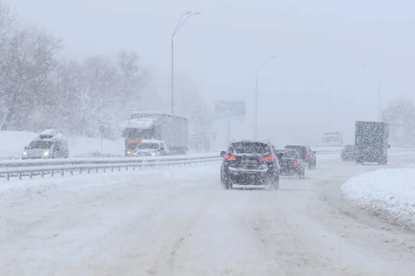 Kış akşamları işlek yol