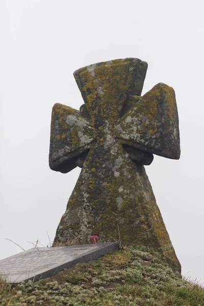 La tombe des Cosaques sur la colline. Vieille croix de pierre. Herbe verte — Photo