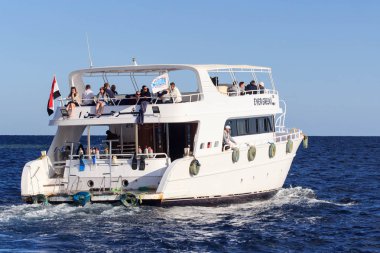 Sharm El Sheikh, Mısır - 23 Ocak 2018: Kızıldeniz üzerinde Mısır'daki lüks Resort tekne yelken mutlu insanlar.