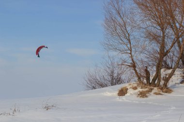 Peyzaj: Snowkiting kayakçı güneşli bir karlı dağlar üzerinde spor uçurtma kişi trenler ve rüzgar sayesinde dönüp dağlara,
