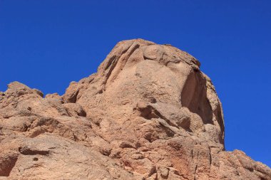 Sina Çölü Dağları ile vadide.