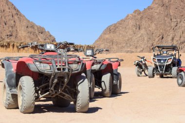 Sharm El Sheikh, Mısır - 24 Ocak 2018: Çölde ATV Mısır üzerinde yolculuk.