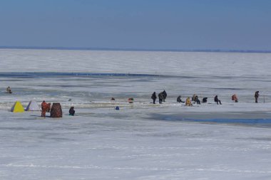 Cherkassy, Ukrayna - 6 Mart 2018: balıkçılar balık kış balıkçılık