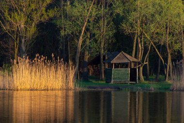 Karelya gölde bir lodge ile günbatımı manzara