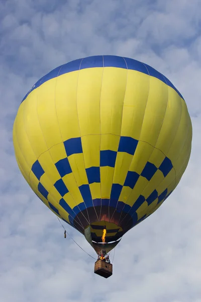 Heißluftballon am blauen Himmel — Stockfoto