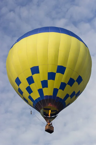 Mavi gökyüzünde sıcak hava balonu — Stok fotoğraf