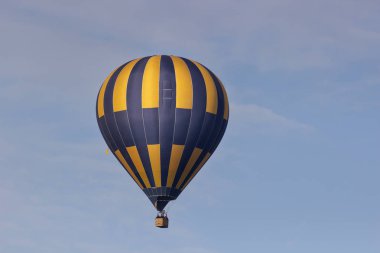 Mavi gökyüzünde sıcak hava balonu