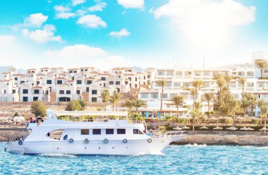 zevk yat Mısır kıyılarında demirledi. Sıcak güneşli gün