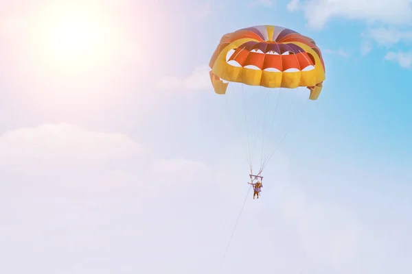 Letecký padák na obloze. Vodní padák na třech místech. Parasailing. Léto aktivní — Stock fotografie