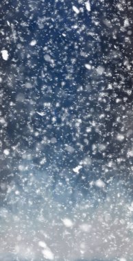 Karanlık gökyüzünde kar taneleri. Kış arkaplanı