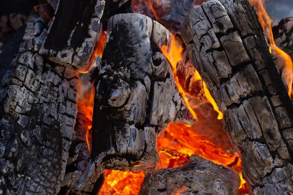 Legni di fuoco e carbone caldo in una griglia. Contesto — Foto Stock